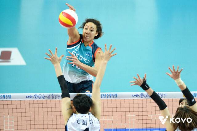 2016-17시즌 GS칼텍스 유니폼을 입고 V-리그에서 뛴 알렉사가 당시 IBK기업은행과 홈 경기 도중 스파이크를 시도하고 있다./한국배구연맹(KOVO)