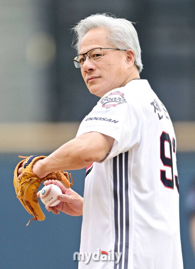 엔비디아 CEO 젠슨황이 7일 오후 서울 잠실야구장에서 진행된 '2026 프로야구 KBO리그' 두산베어스와 키움히어로즈의 경기에서 시구를 하고 있다./잠실=송일섭 기자 andlyu@mydaily.co.kr