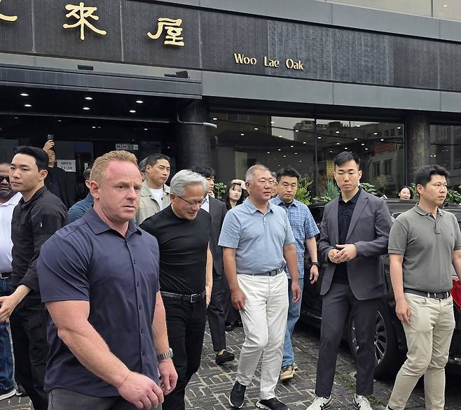 젠슨 황 엔비디아 최고경영자(CEO)와 정의선 현대차그룹 회장이 7일 서울 종로구 우래옥에서 깜짝 회동을 하며 대화를 나누고 있다. [연합]