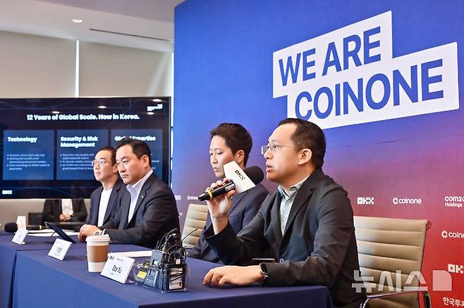 [서울=뉴시스]국내 가상자산 거래소 코인원과 한국투자증권, 글로벌 거래서 OKX, 컴투스홀딩스는 4일 전략적 협업을 바탕으로 디지털 자산 생태계에서 새로운 패러다임을 선도하겠다는 포부를 밝혔다. 이날 행사에는 코인원 창립자이자 최대주주인 차명훈 대표, 김성화 한국투자증권 대표, 송병준 컴투스홀딩스 의장, 스타 쉬(STAR XU) OKX 대표 등이 참석했다. (사진 왼쪽 4번째)스타 쉬(STAR XU) OKX 대표가 기자간담회에서 발언하는 모습. (사진=코인원 제공) 2026.06.04. photo@newsis.com