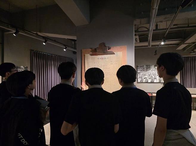 [서울=뉴시스] 정예빈 기자 = 경기 영성중학교 역사 동아리 '피스메이커' 학생들이 1일 옛 남영동 대공분실 건물 4층 벽면에 전시된 박종철 열사의 시체검안서를 보고 있다. 2026.06.01. 5757@newsis.com *재판매 및 DB 금지