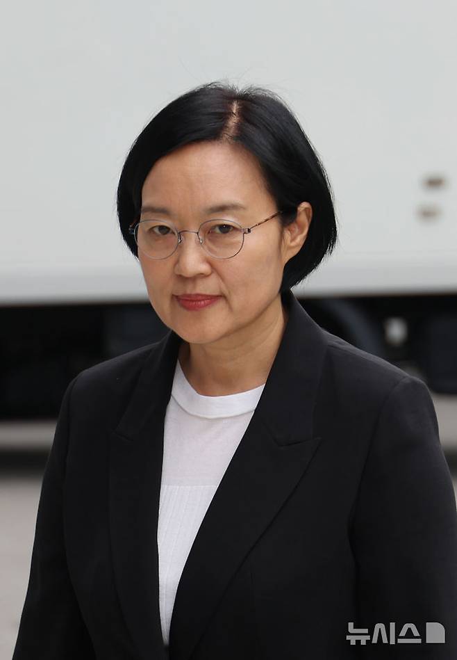 [서울=뉴시스] 고승민 기자 = 한성숙 중소벤처기업부 장관 후보자가 24일 서울 여의도 인사청문회 준비 사무실로 출근하고 있다. 2025.06.24. kkssmm99@newsis.com