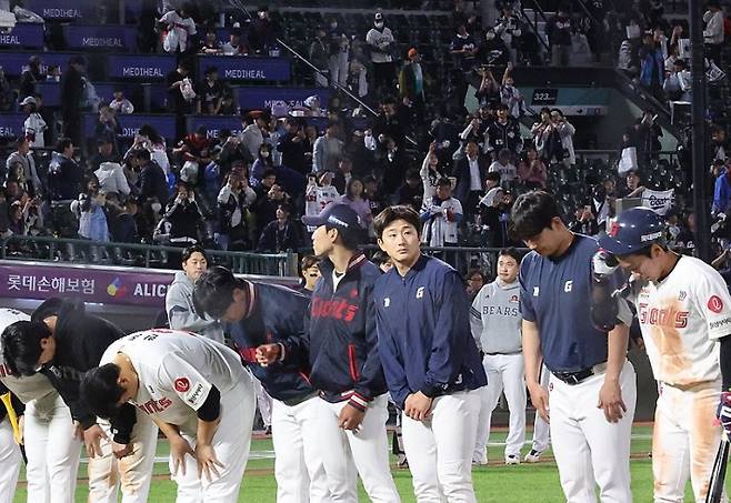 롯데 선수들이 팬들에게 인사하고 있다. 연합뉴스