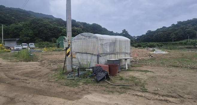 인근 밭에 설치된 비닐하우스. 농자재를 보관하는 용도로 사용하는 것으로 보인다.