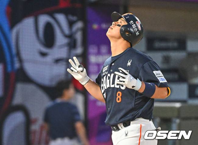 [OSEN=부산, 이석우 기자] 6일 부산 사직야구장에서 2026 신한 SOL KBO 리그 롯데 자이언츠와 한화 이글스의 경기가 열렸다. 홈팀 롯데는 이민석이, 방문팀 한화는 에르난데스가 선발 출전했다.한화 이글스 노시환이 9회초 2사 3루 좌월 2점 홈런을 치고 세리머니를 하고 있다. 2026.06.06 / foto0307@osen.co.kr