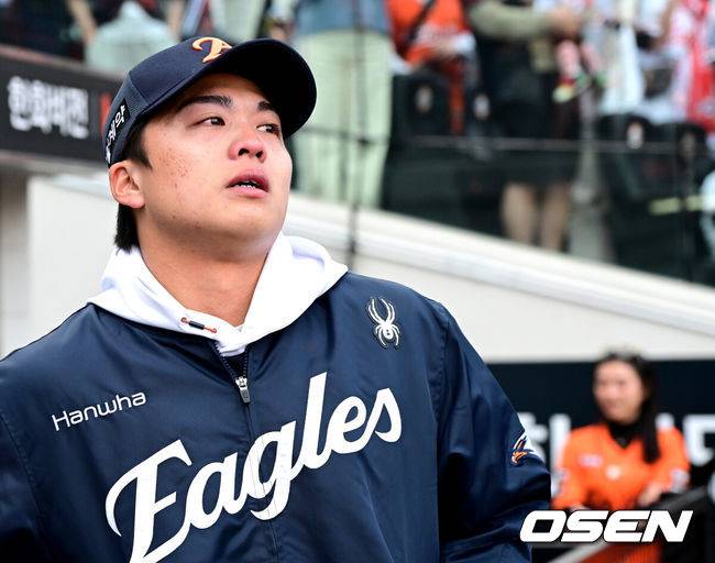 [OSEN=대전, 최규한 기자] 프로야구 한화 이글스가 키움 히어로즈를 이틀 연속 잡고 개막 2연승을 달성했다.김경문 감독이 이끄는 한화는 29일 대전 한화생명 볼파크에서 열린 2026 신한 SOL KBO리그 &nbsp;키움과의 홈경기에서 10-4로 승리했다. 전날 개막전에서 연장 11회 끝에 10-9 끝내기 승리를 거뒀던 한화는 이날 여유롭게 승리를 챙기며 2연승을 만들었다.한화 승리투수 왕옌청이 경기를 마치고 가족들과 인사를 나눈 뒤 눈물을 흘리고 있다. 2025.03.29 / dreamer@osen.co.kr