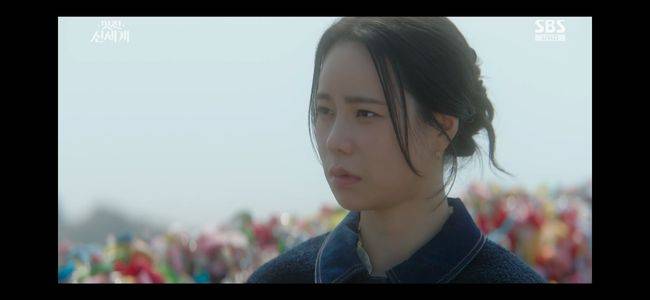 Trouble has arisen in the romance between Im Ji-yeon and Heo Nam-joon in *Brave New World*.In the episode of the SBS Friday-Saturday drama *Brave New World* (directed by Han Tae-seop, written by Kang Hyun-joo, produced by Studio S and Gil Pictures), Choi Moon-do (played by Jang Seung-jo) began his scheme to interfere with the romance between Shin Seo-ri (played by Im Ji-yeon) and Cha Se-gye (played by Heo Nam-jun).Shin Seo-ri admitted to her relationship with Cha Se-gye. She suddenly visited Cha Se-gye and asked him to go on a date with her. Cha Se-gye was initially thrilled, but he grew sullen when he realized Shin Seo-ris idea of a date involved mundane activities like waiting in line at a popular restaurant and riding the Namsan Cable Car.Cha Se-gye vented his annoyance, saying, Is this what you call a date? Thats just how you do things. Does it make any sense for a guy like me to be eating bread on the street like this? However, Shin Seo-ri happily replied, I read online that a date is about spending quality time with your significant other, so enjoying good food together is exactly what it should be. She added, Its best to have a happy time doing what everyone else does. This is something Ive wanted to do my whole life, she said happily. In response, Cha Se-gye transformed into a doting boyfriend tailored just for Shin Seo-ri, asking, Theres no reason not to. So, what else do you want to do?Shin Seo-ris charm continued. She said, From the rooftop of my house, Namsan Tower looks as small as a fingernail, but I didnt know it would be this big from here, getting excited like a child, and then searched for a telescope. Cha Se-gye teased her, saying, From my place, it looks about as big as my forearm, and added, So, do you want to see Namsan Tower from my place at night sometime? Its even better at night, giving her a sly look.Shin Seo-ri clicked her tongue and said, Come to think of it, youre always trying to draw people in. Cha Se-gye bristled, asking, What do you take me for? but then admitted honestly, I do it because Im lonely. Even someone like me gets lonely.Shin Seo-ri recalled the aunts behavior when Bosal (played by Oh Min-ae) came to visit, saying, CEO Cha must be lonely too. The aunts came by, and it seems they were trying to check on him. One of the aunts (played by Jang Young-ju) had even come to her, handed her an envelope of money, and urged her to make sure things worked out with Se-gye. Shin Seo-ri turned to him and said, I wont leave you alone. Ill make sure you dont feel lonely. You can trust me.However, a crisis soon arose. Nam Ok-soon (played by Kim Hae-sook), in a state of mental instability, was pressured by people sent by Choi Moon-do to stamp her approval on the demolition agreement. Shin Seo-ri went alone to confront Choi Moon-do, but when Cha Se-gye found out, he punched Choi Moon-do.The two grew apart temporarily over the Choi Moon-do incident. Cha Se-gye, consumed by regret, tried to contact Shin Seo-ri several times. However, Shin Seo-ri was unable to answer his calls. She had collapsed, bleeding, after a truck plowed into the restaurant while she was with Chairman Cha (played by Yoon Joo-sang). In the preview, Cha Se-gye wailed, calling out Shin Seo-ris name. Meanwhile, Shin Seo-ri returned to the Joseon Dynasty and asked, Have I come back again? raising questions.SBS Friday-Saturday Drama Brave New World