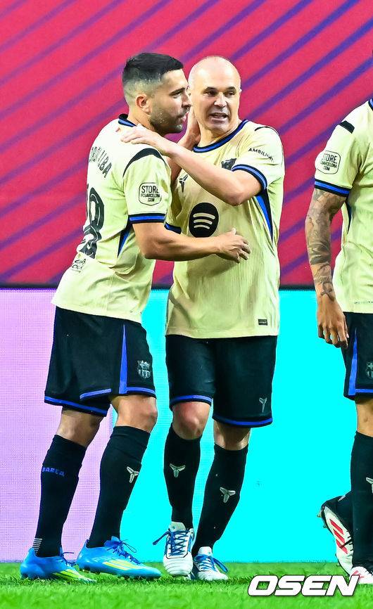 [OSEN=서울월드컵경기장, 민경훈 기자] 6일 서울월드컵경기장에서 2026 챔피언스 임팩트 인 서울(2026 CHAMPIONS IMPACT IN SEOUL) 경기가 열렸다.2026 챔피언스 임팩트 인 서울은 바르셀로나 레전드 팀과 리버풀 레전드(The Reds) 팀이 맞붙는 이벤트 매치다.전반 바르셀로나 레전드팀 안드레스 이니에스타가 후반 추가골을 넣은 후 조르디 알바와 기쁨을 나누고 있다. 2026.06.06&nbsp;/ rumi@osen.co.kr