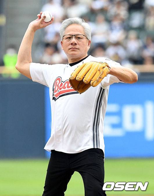 [OSEN=잠실, 최규한 기자] 7일 서울 잠실야구장에서 ‘2026 신한 SOL Bank KBO리그’ 두산 베어스와 키움 히어로즈의 경기가 열렸다.이날 경기는 젠슨 황 엔비디아(NVIDIA) 최고경영자(CEO)가 시구, 두산그룹 박정원 회장이 시타자로 나섰다. 젠슨 황은 엔비디아 창립연도인 1993년을 뜻하는 등번호 93번 유니폼, 박정원 회장은 두산 창업연도인 1896년을 상징하는 96번 유니폼을 입고 잠실 야구장에서 시구-시타 행사를 가졌다.젠슨 황 엔비디아 최고경영자(CEO)가 시구를 하고 있다. 2026.06.07 / dreamer@osen.co.kr