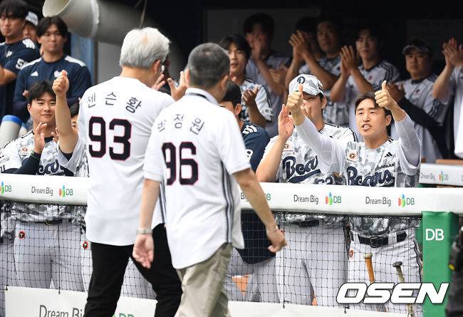 [OSEN=잠실, 최규한 기자] 7일 서울 잠실야구장에서 ‘2026 신한 SOL Bank KBO리그’ 두산 베어스와 키움 히어로즈의 경기가 열렸다.이날 경기는 젠슨 황 엔비디아(NVIDIA) 최고경영자(CEO)가 시구, 두산그룹 박정원 회장이 시타자로 나섰다. 젠슨 황은 엔비디아 창립연도인 1993년을 뜻하는 등번호 93번 유니폼, 박정원 회장은 두산 창업연도인 1896년을 상징하는 96번 유니폼을 입고 잠실 야구장에서 시구-시타 행사를 가졌다.젠슨 황 엔비디아 최고경영자(CEO)와 박정원 두산그룹 회장이 시구 시타를 마친 뒤 그라운드를 나서고 있다. 인사를 전하는 두산 선수단과 코칭스태프. 2026.06.07 / dreamer@osen.co.kr