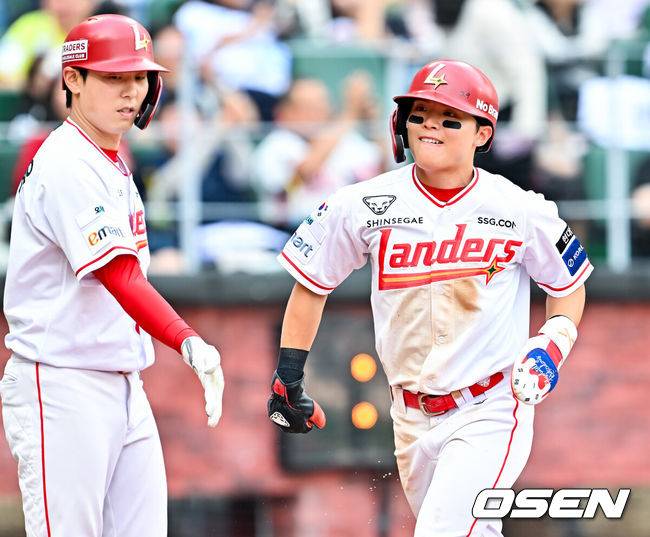 [OSEN=인천, 민경훈 기자] 7일 인천 SSG랜더스필드에서 ‘2026 신한 SOL Bank KBO리그’ SSG 랜더스와 KT 위즈의 경기가 열렸다.이날 경기에서 SSG는 베니지아노, KT는 오원석을 선발투수로 내세웠다.5회말 2사 주자 2루 SSG 김재환의 2루수 왼쪽 내야 1타점 적시타때 . 정준재가 홈으로 몸을 날려 세이프 된 후 기뻐하고 있다. 2026.06.07 / rumi@osen.co.kr