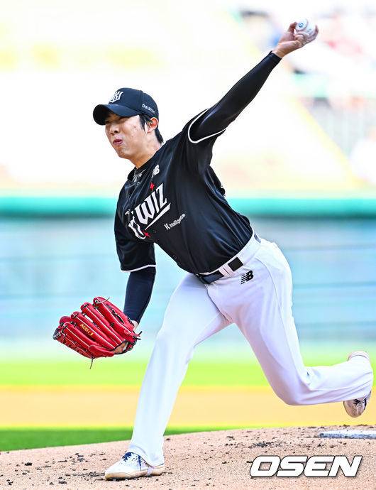 [OSEN=인천, 민경훈 기자] 7일 인천 SSG랜더스필드에서 ‘2026 신한 SOL Bank KBO리그’ SSG 랜더스와 KT 위즈의 경기가 열렸다.이날 경기에서 SSG는 베니지아노, KT는 오원석을 선발투수로 내세웠다.KT 선발 오원석이 마운드 위에서 힘차게 공을 뿌리고 있다.  2026.06.07 / rumi@osen.co.kr