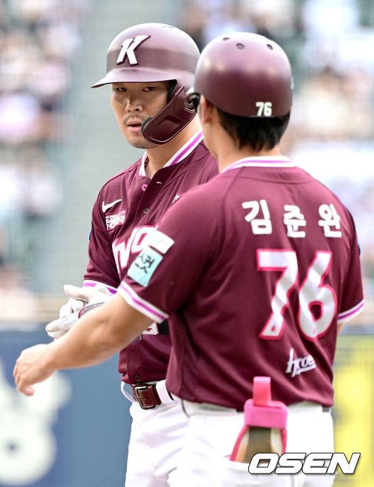 [OSEN=잠실, 최규한 기자] 7일 서울 잠실야구장에서 ‘2026 신한 SOL Bank KBO리그’ 두산 베어스와 키움 히어로즈의 경기가 열렸다.홈팀 두산은 웨스 벤자민, 방문팀 키움은 라울 알칸타라를 선발로 내세웠다.1회초 1사 3루 상황 키움 히우라가 선제 1타점 적시타를 날리고 1루에 안착해 기뻐하고 있다. 2026.06.07 / dreamer@osen.co.kr