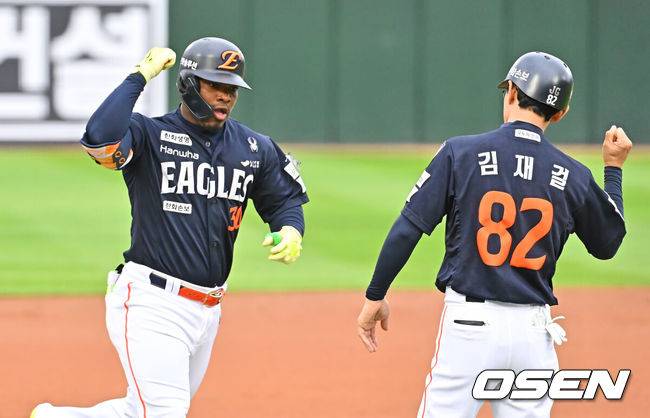 [OSEN=부산, 이석우 기자] 7일 부산 사직야구장에서 2026 신한 SOL KBO 리그 롯데 자이언츠와 한화 이글스의 경기가 열렸다. 홈팀 롯데는 비슬리가, 방문팀 한화는 황준서가 선발 출전했다.한화 이글스 페라자가 1회초 무사 1루 우월 2점 홈런을 치고 세리머니를 하고 있다. 2026.06.07 / foto0307@osen.co.kr