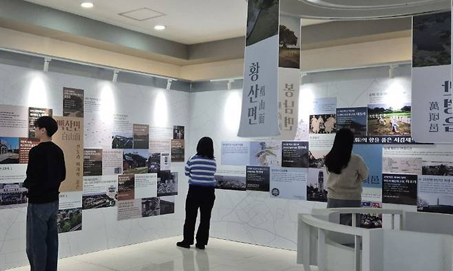 전북 김제시가 시민의 삶과 마을 역사를 기록으로 남기기 위해 마련한 시민 기록물 사업 전시회에서 시민들이 자료를 살펴보고 있다. 김제시 제공