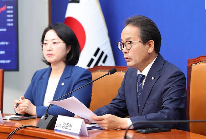 강준현 더불어민주당 수석대변인이 7일 오전 서울 여의도 국회에서 진행된 기자간담회에서 발언하고 있다. 뉴시스