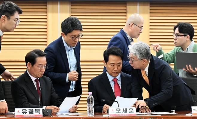 오세훈 국민의힘 서울시장 후보와 유정복 인천시장 후보, 조응천 개혁신당 경기도지사 후보가 4일 국회 의원회관에서 더불어민주당이 추진하는 ‘윤석열 정부 조작 수사·기소 의혹 특검법안’에 대한 대응 방안을 논의하기 위해 회동하고 있다. 2026.5.4 홍윤기 기자