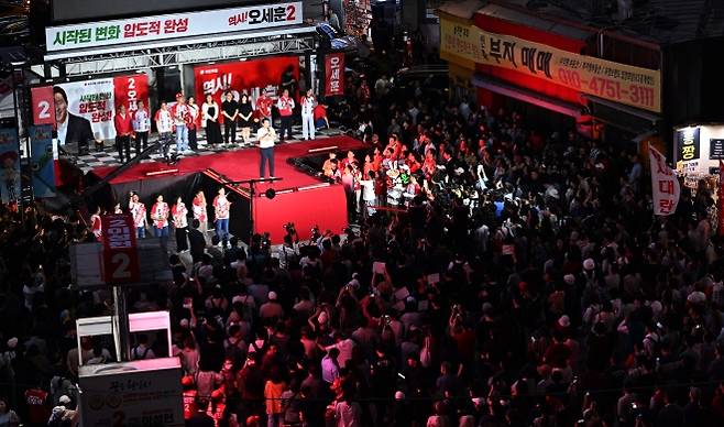 6·3 지방선거를 하루 앞둔 2일 오세훈 국민의힘 서울시장 후보가 서울 서대문구 신촌역 스타광장에서 마지막 유세를 하고 있다. 2026.6.2. 도준석 전문기자