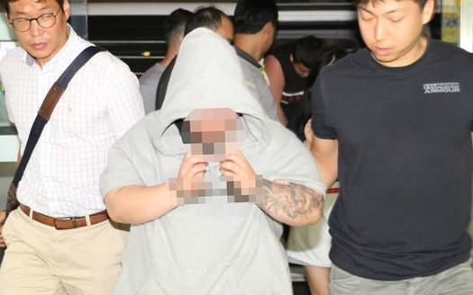 경찰서로 압송되는 구미 원룸 살해 피의자들 - 대전 동부경찰서에 자수한 경북 구미 원룸 동료여성 살해 피의자들이 18년 7월 27일 밤 구미경찰서로 압송되고 있다. 이들 여성 4명은 구미 인동의 한 원룸에서 함께 살던 동료 1명을 때려 숨지한 한 뒤 이불을 덮어놓고 대전으로 달아났다가 이날 자수했다. 2018.7.27 뉴시스