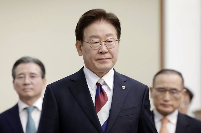 수석보좌관회의 입장하는 이재명 대통령 - 이재명 대통령이 4일 청와대에서 열린 수석보좌관회의에 입장하고 있다.  연합뉴스