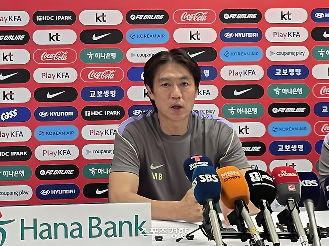 홍명보 축구대표팀 감독이 7일 멕시코 과달라하라 베이스캠프인 치바스 벨레 베르데에서 진행된 기자회견에서 결전지 과달라하라에 입성한 소감을 밝히고 있다. 과달라하라 | 황민국 기자