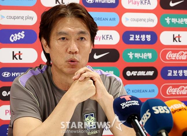 홍명보 대한민국 축구 국가대표팀 감독이 멕시코 과달라하라의 치바스 베르데 바예에서 진행되는 국제축구연맹(FIFA) 커뮤니티 트레이닝 전 취재진의 질문에 답하고 있다. /사진=김진경 대기자