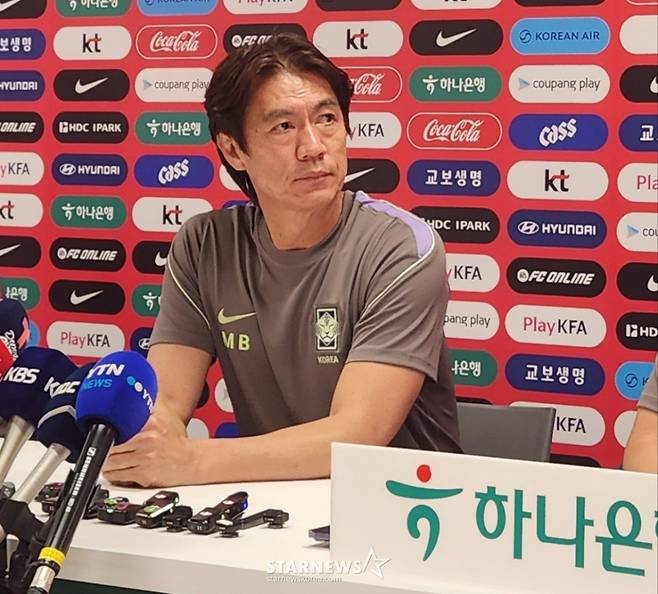 홍명보 대한민국 국가대표 감독이 멕시코 과달라하라의 치바스 바예 베르데에서 진행되는 국제축구연맹(FIFA) 커뮤니티 트레이닝 전 코리아 하우스를 둘러보고 있다.  /사진=박건도 기자