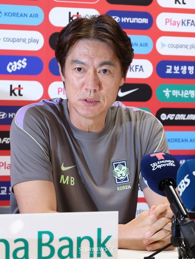 대한민국 축구 국가대표팀이 2026 북중미월드컵을 닷새 앞두고 6일 멕시코 과달라하라 치바스 바예베르데에서 첫 훈련을 진행했다.  홍명보 감독이 훈련에 앞서 기자회견을 하고 있다.  홍명보호는 오는 6월 12일 오전 11시(한국시간) 체코와 운명의 조별리그 1차전, 그리고 일주일 뒤인 19일 오전 10시 개최국 멕시코와 분수령이 될 2차전이 바로 이곳 과달라하라에서 치른다. /사진=김진경 대기자
