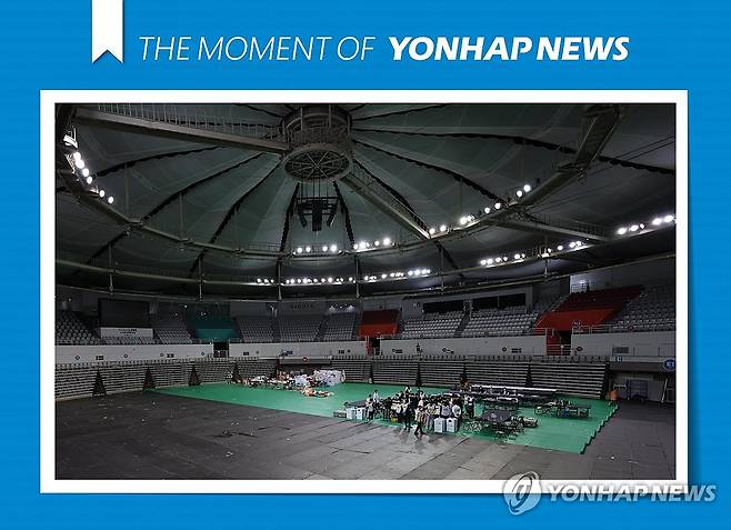 [모멘트] 잠실7동 투표함 개표 시작 (서울=연합뉴스) 박동주 기자 = 5일 서울 송파구 잠실7동 제2투표소에서 이송된 투표함이 개표소인 올림픽공원 핸드볼경기장에 도착해 참관인이 지켜보는 가운데 개표가 시작되고 있다. 2026.6.5 [THE MOMENT OF YONHAPNEWS] pdj6635@yna.co.kr