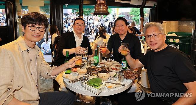젠슨 황, 최태원·구광모·이해진과 '삼소회동' (서울=연합뉴스) 윤동진 기자 = 젠슨 황 엔비디아 최고경영자(CEO)와 최태원 SK그룹 회장, 구광모 LG그룹 회장, 이해진 네이버 의장이 5일 서울 마포구 홍대 인근 삼겹살 음식점 '형님 저요'에서 이른바 '삼소(삼겹살·소주) 회동’을 갖고 있다. 2026.6.5 [공동취재] mon@yna.co.kr
