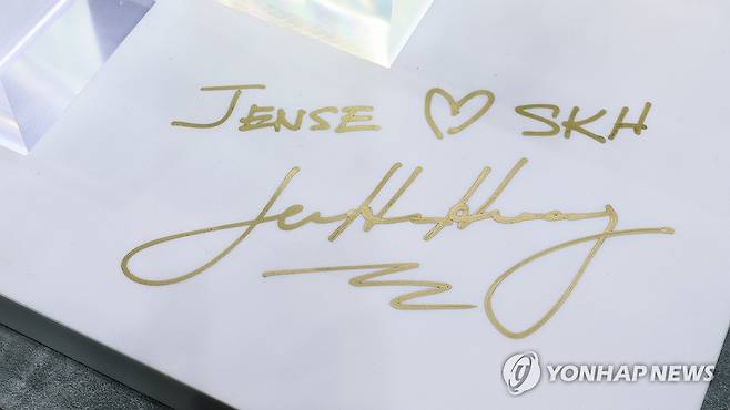 젠슨 황 엔비디아 CEO의 사인 (서울=연합뉴스) 젠슨 황 엔비디아 CEO가 2일 대만 타이베이에서 개막한 '컴퓨텍스 2026'에 참석해 SK하이닉스 전시 제품에 남긴 사인. 2026.6.2 [SK하이닉스 제공. 재판매 및 DB 금지] photo@yna.co.kr