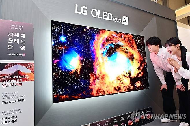 LG전자, '2026년형 LG 올레드 에보' 선보여 (서울=연합뉴스) LG전자가 역대 가장 밝고 정확한 컬러, 초저반사를 구현한 압도적 화질이 특징인 2026년형 LG 올레드 에보를 선보인다고 26일 밝혔다. 모델들이 빛 반사를 획기적으로 줄여 최신 올레드 TV의 화질을 있는 그대로 즐길 수 있는 신제품을 체험하고 있다. 2026.3.26 [LG전자 제공. 재판매 및 DB 금지] photo@yna.co.kr