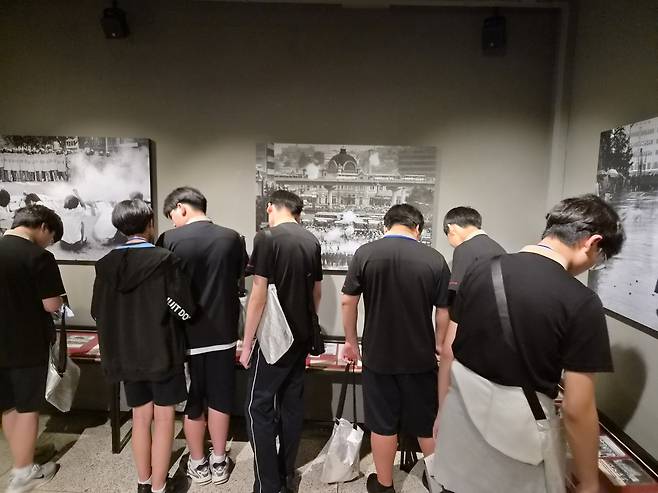 민주화운동기념관 방문한 중학생들   (서울=연합뉴스) 노재현 기자 = 지난 1일 서울 용산구 민주화운동기념관을 방문한 성남 영성중 학생들. 2026.6.7   nojae@yna.co.kr