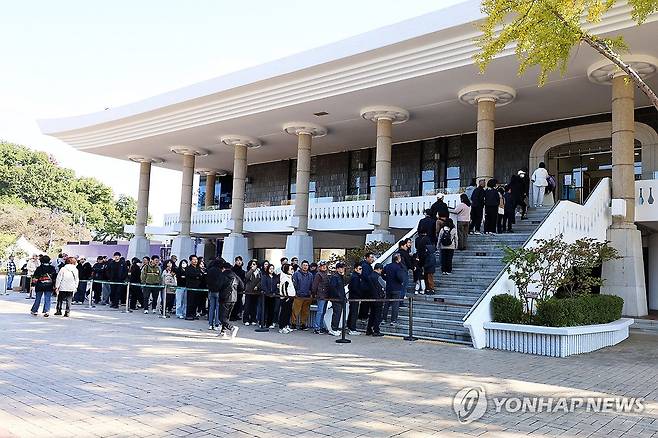 지난해 신라 금관 특별전에 모인 관람객 [연합뉴스 자료사진]