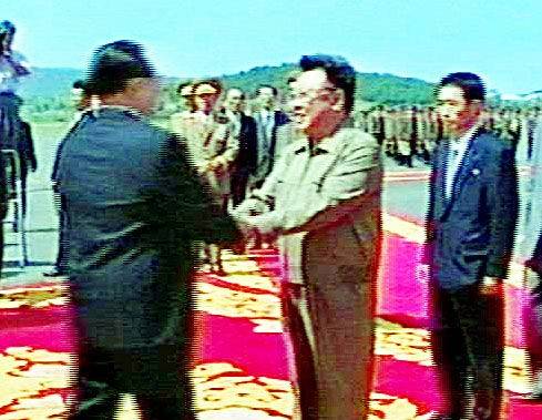2001 장쩌민 주석 평양도착 2001 장쩌민 주석 평양도착
장쩌민(江澤民) 중국공산당 총서기 겸  국가주석이 2001년 평양  순안공항에 도착, 김정일 노동당 총비서 겸 국방위원장의 영접을 받고 있다.//북한/조선중앙TV촬영                   
 2001. 09.03 (서울=연합뉴스)