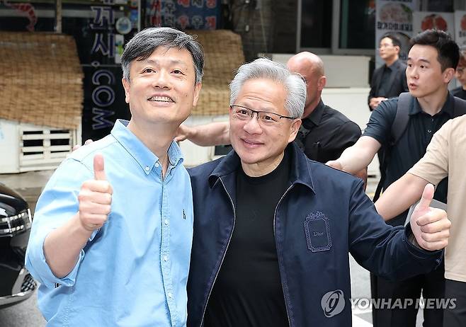 크래프톤 장병규와 젠슨 황 '엄지척!' (서울=연합뉴스) 김주형 기자 = 젠슨 황 엔비디아 최고경영자(CEO)와 장병규 크래프톤 의장(왼쪽)이 7일 서울 강남구에 있는 한 PC방 앞에서 만나 엄지척하고 있다. 2026.6.7 kjhpress@yna.co.kr