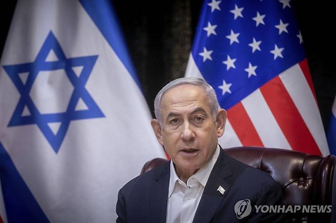 미국, 이스라엘 국기 앞 베냐민 네타냐후 이스라엘 총리의 모습 [AP=연합뉴스. 재판매 및 DB 금지]