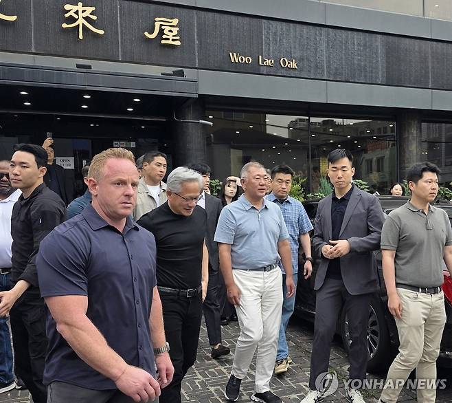 젠슨 황·정의선, 우래옥서 평양냉면 회동 (서울=연합뉴스) 젠슨 황 엔비디아 최고경영자(CEO)와 정의선 현대차그룹 회장이 7일 서울 종로구 우래옥에서 식사를 마친 뒤 식당을 나서고 있다. 2026.6.7 [독자 제공. 재판매 및 DB금지] photo@yna.co.kr