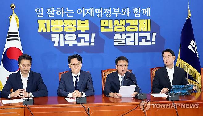 긴급 기자간담회하는 민주당 한병도 원내대표 (서울=연합뉴스) 배재만 기자 = 더불어민주당 한병도 원내대표가 7일 국회에서 6·3 지방선거에서 불거진 투표용지 부족 사태와 관련, 긴급 기자 간담회를 열고 있다. 2026.6.7 scoop@yna.co.kr