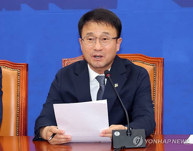 긴급 기자간담회하는 민주당 한병도 원내대표 (서울=연합뉴스) 배재만 기자 = 더불어민주당 한병도 원내대표가 7일 국회에서 6·3 지방선거에서 불거진 투표용지 부족 사태와 관련, 긴급 기자 간담회를 열고 있다. 2026.6.7 scoop@yna.co.kr