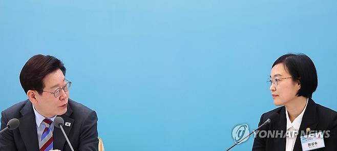 한성숙 장관에게 질문하는 이재명 대통령 (서울=연합뉴스) 김도훈 기자 = 이재명 대통령이 20일 청와대 영빈관에서 열린 중소기업인과의 대화에서 한성숙 중기부 장관에게 질문하고 있다. 2026.3.20 superdoo82@yna.co.kr