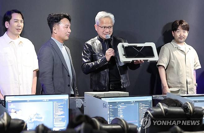 그래픽카드 소개하는 젠슨 황 CEO (서울=연합뉴스) 서대연 기자 = 젠슨 황 엔비디아 최고경영자(CEO)와 김택진 엔씨소프트 대표이사가 7일 서울 강남구의 한 PC방에서 열린 AION2 서프라이즈 라이브에서 최신 그래픽카드를 소개하고 있다. 2026.6.7 [공동취재] dwise@yna.co.kr