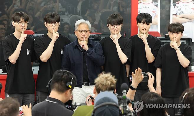 우리 모두 페이커 (서울=연합뉴스) 윤동진 기자 = 젠슨 황 엔비디아 최고경영자(CEO)가 5일 서울 마포구 'T1 베이스 캠프'에서  ‘페이커‘ 이상혁을 비롯한 e스포츠 구단 T1의 리그 오브 레전드(LoL) 선수단을 만난 가운데 함께 '페이커'의 시그니처 포즈를 취하고 있다. 2026.6.5 mon@yna.co.kr