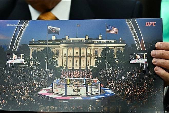 트럼프 대통령이 공개한 백악관 UFC 경기장 조감도. 연합뉴스
