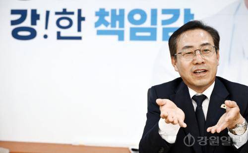 강삼영 교육감 당선인이 4일 춘천시 퇴계동 선거사무실에서 취재진과 인터뷰 하고 있다. 신세희기자
