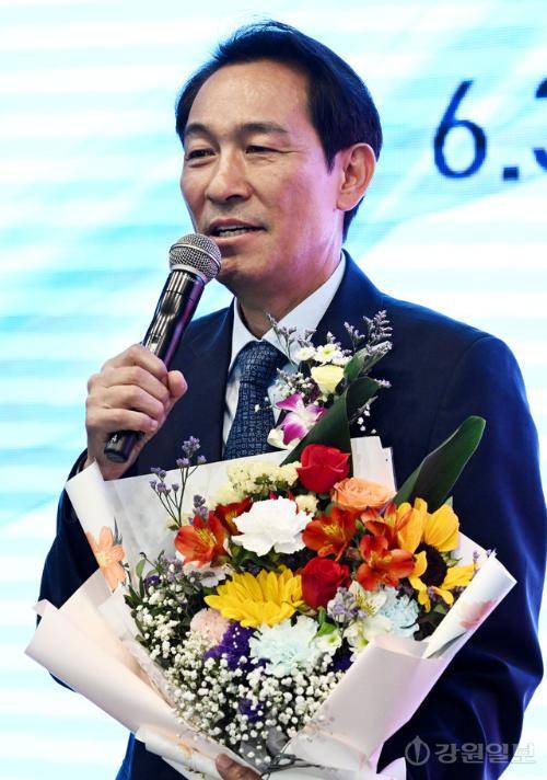 8일 춘천 스카이컨벤션에서 열린 ‘6·3 지방선거 당선인 초청 강원발전 교례회’에서 우상호 강원특별자치도지사 당선인이 당선 소감을 말하고 있다. 임도혁기자