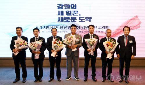 8일 춘천 스카이컨벤션에서 열린 ‘6·3 지방선거 당선인 초청 강원발전 교례회’에서 김중남 강릉시장당선인을 비롯한 영동권 기초단체장 당선인들이 박진오 강원일보사장으로부터 축하 꽃다발을 전달 받고 기념촬영을 하고 있다. 박승선기자