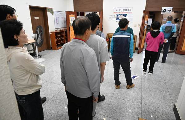 제9회 전국동시지방선거 본 투표일인 3일 창원시 성산구 중앙동행정복지센터 투표소에서 유권자들이 투표시작을 기다리고 있다. /김구연 기자