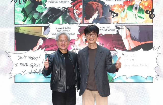 젠슨 황 엔비디아 최고경영자(CEO)가 8일 경기도 성남시 네이버 1784 사옥을 방문해 이해진 네이버 의장과 포즈를 취하고 있다. 연합뉴스