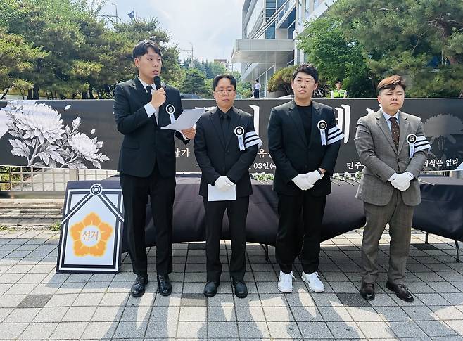 8일 오후 대구시선거관리위원회에서 열린 ‘민주주의 장례식’에서 김경민 박새롬 수성구의원 당선인 등 참석자들이 투표용지 부족 사태 등 선거관리 부실에 대한 진상규명과 선관위 책임자 엄중 조사·처벌, 재선거를 요구하고 있다. /황인무기자